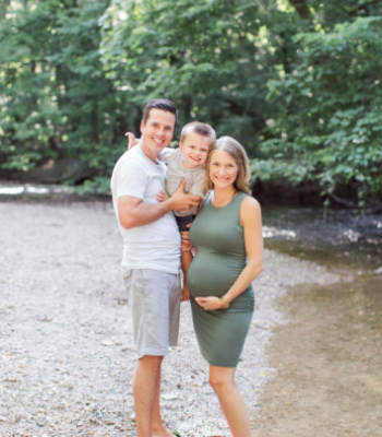 Fall maternity photo session at Flowing Well Creek with Sami Renee Photography. Muted army green, navy and white fall family outfit inspiration with outdoor natural light photography.